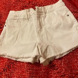 White Demi short  front zipper 2 pockets